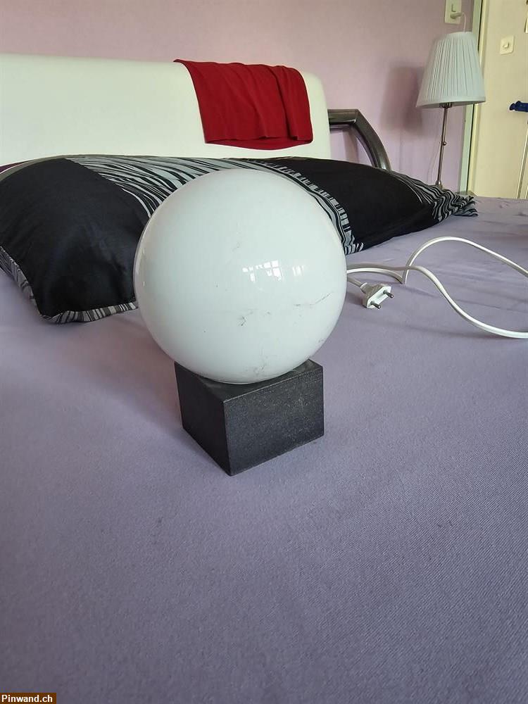 Bild 1: Lampe weiss mit schwarzem Sockel zu verkaufen