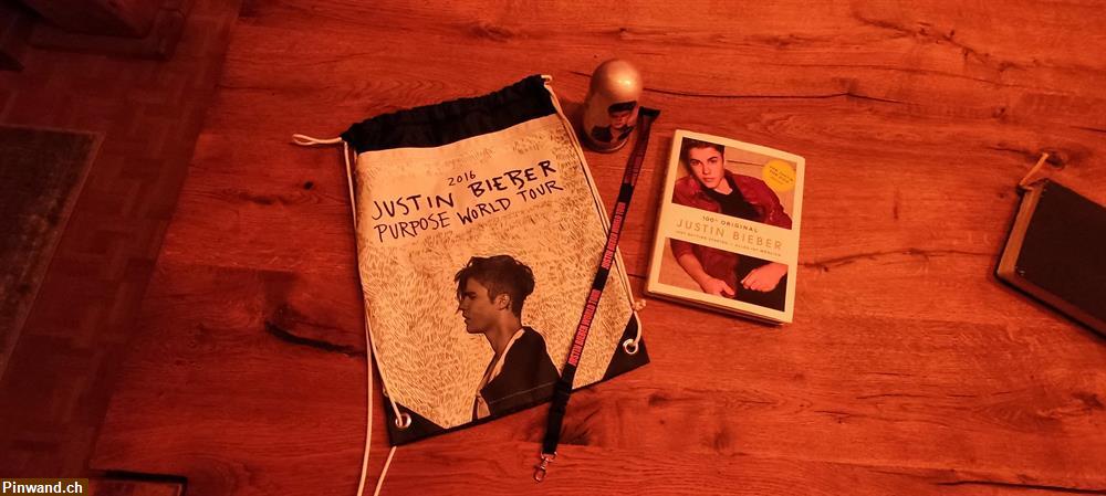 Bild 1: Justin Biber Schlüsselanhänger, Buch und Bag zu verkaufen