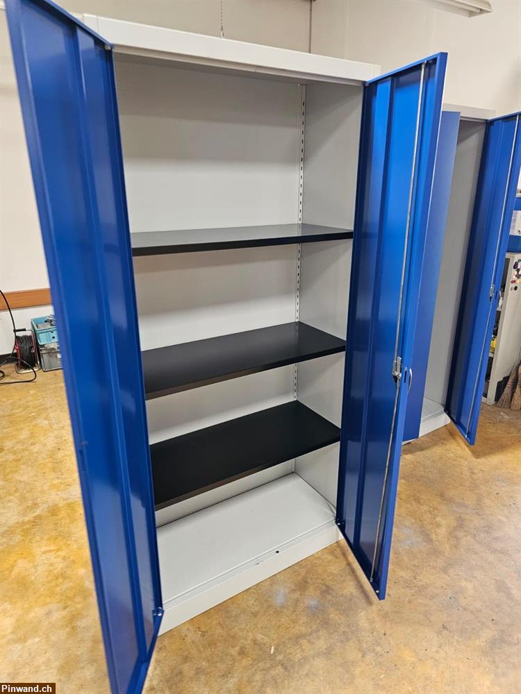 Bild 3: Metallschrank B 95 T 42 H 195cm in grau-blau zu verkaufen