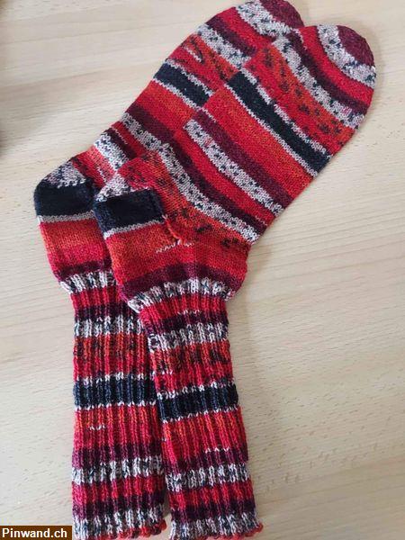 Bild 2: Handgestrickte Socken GR. 40-44 zu verkaufen