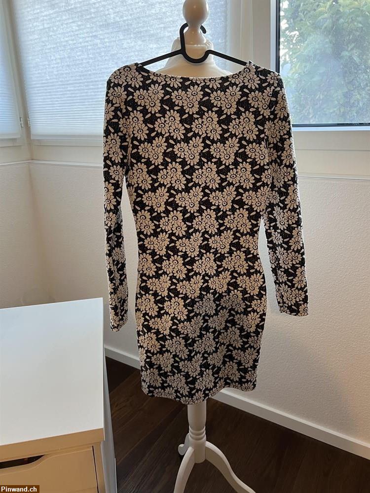 Bild 2: Damen Kleid mit Blumen Gr. S zu verkaufen