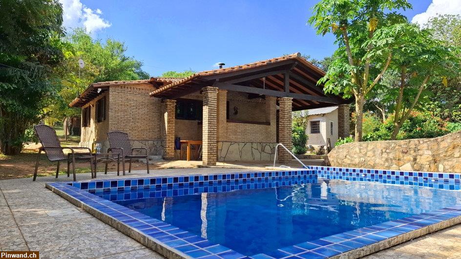 Bild 1: Haus mit Pool im Bereich Piribebuy / Paraguay